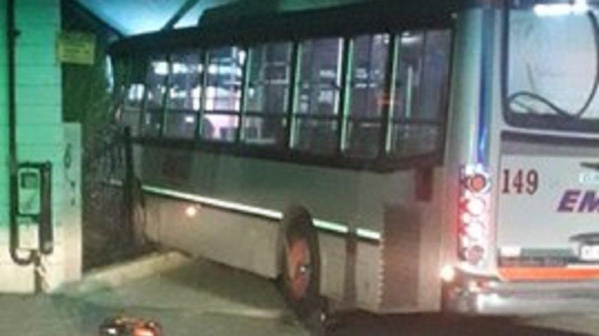 Murió un colectivero que se incrustó en una casa tras perder el control