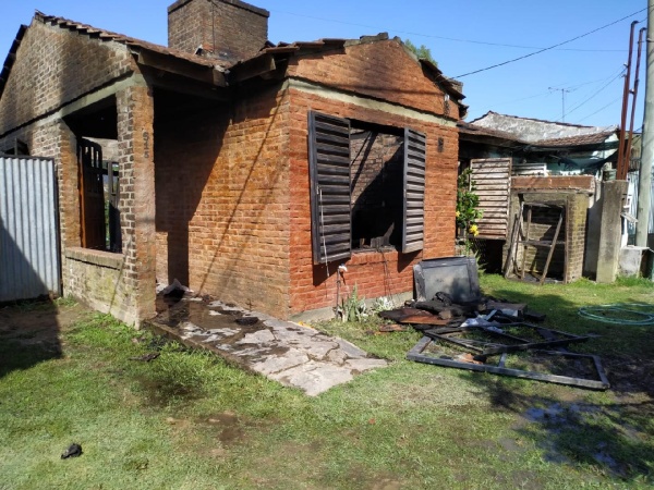Dos familias perdieron todo por un incendio en La Plata y la casa quedó con peligro de derrumbe