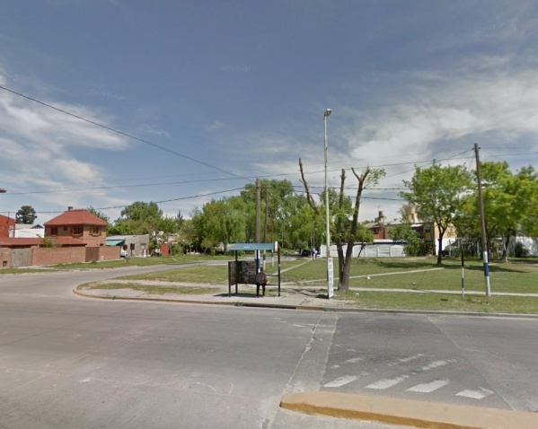 Estaban colgados del paredón de una casa de Gonnet y el perro evitó el ambicioso robo