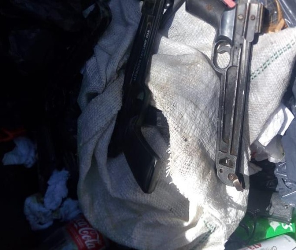 Una vecina de La Plata sacó su basura y se encontró con 15 armas en el contenedor