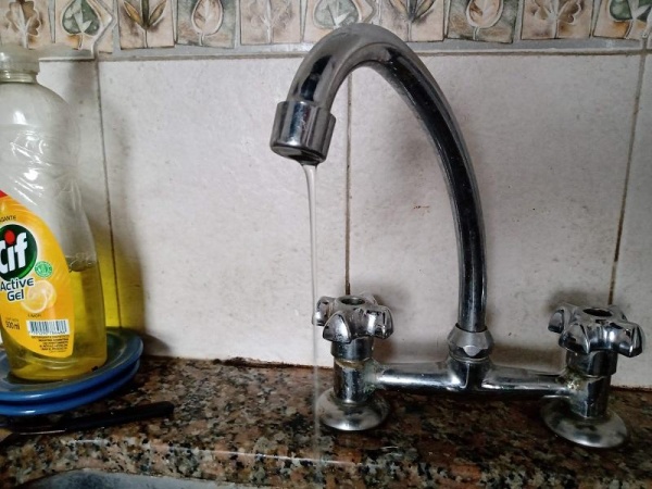 En una zona de Los Hornos ya llevan más de 48 horas sin agua