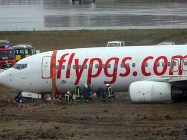 Pánico en Turquía: un avión despistó, se incendió y se partió en dos