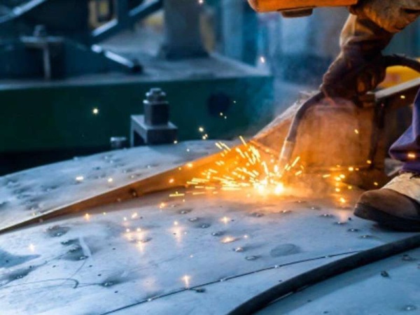 La industria cayó 6,4% en 2019 y la construcción se derrumbó un 7,9%