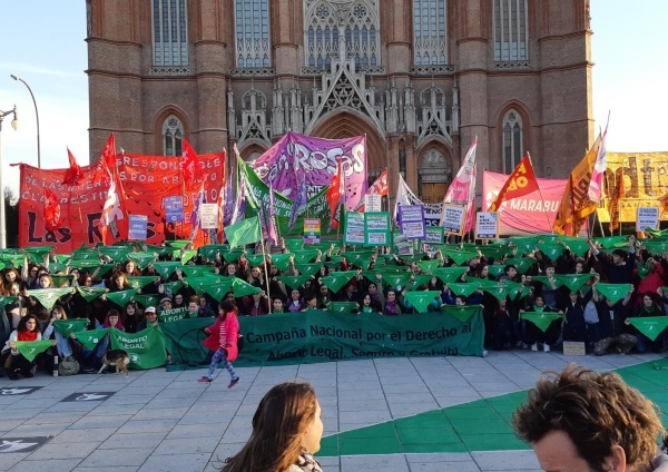 El &quot;pañuelazo verde&quot; en La Plata será frente a la Catedral y habrá &quot;relatos aborteros&quot;