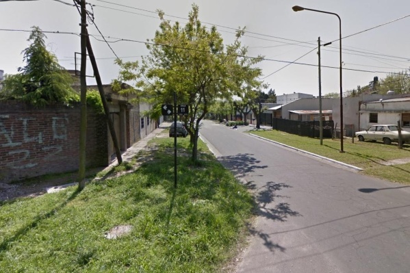En un auto gris, encapuchados robaron a varios vecinos de La Plata cuando iban a trabajar