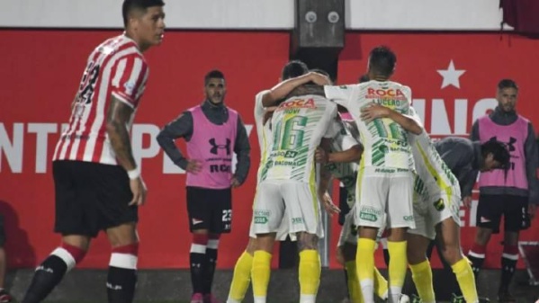 Estudiantes no pudo con Defensa en la vuelta de Rojo