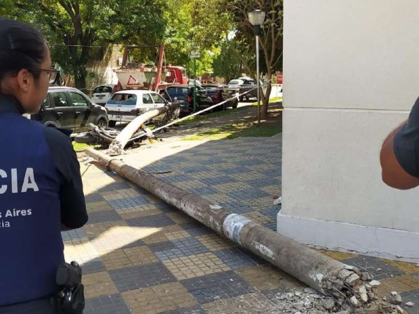 La Plata: murió un médico por la caída de un poste de luz en la puerta del Hospital Gutiérrez 