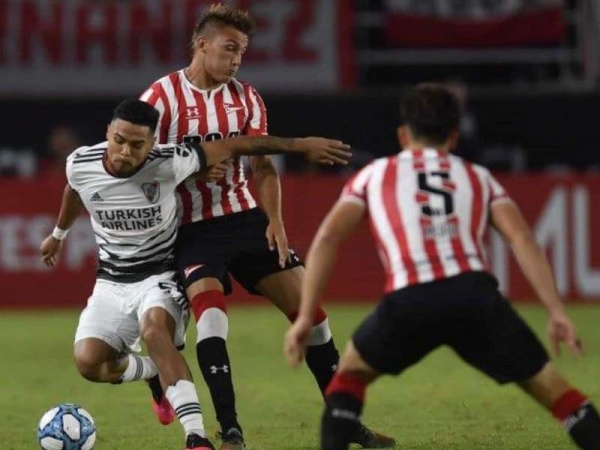 River venció a Estudiantes y se mantiene en lo más alto de la Superliga
