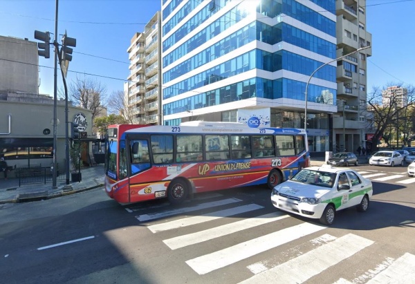 Insólita situación en 7 y 43: le robaron el celular en el 273, se asustaron y lo devolvieron
