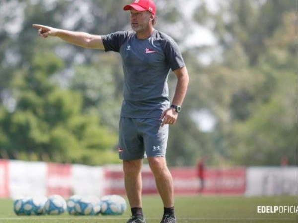 A puertas cerradas, Milito prepara una l&iacute;nea de cuatro defensores