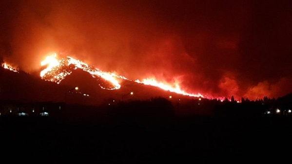 Un gigantesco incendio azota a Chubut y se extendió a la Coordillera