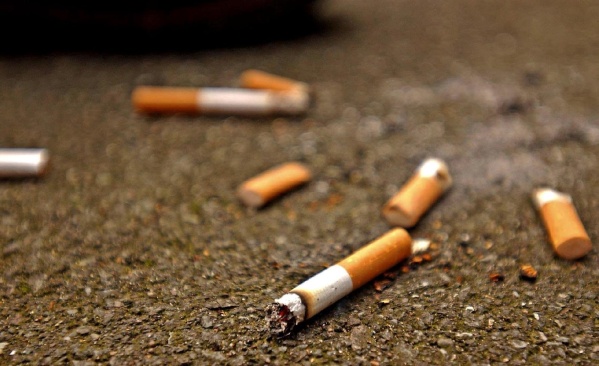 Podría haber multas de hasta 18 mil pesos por tirar colillas de cigarrillos en la calle