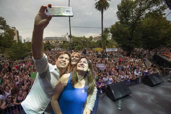 Kicillof en plaza San Martín: &quot;En el feminismo queremos luchar los varones aprendiendo de ustedes&quot;