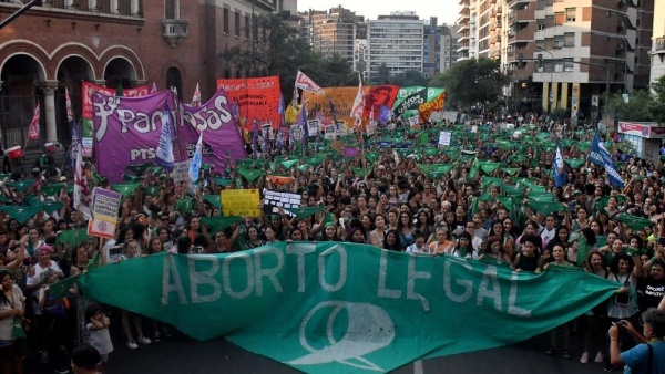 Con eje en el aborto, se produjo una multitudinaria marcha por el D&iacute;a de la Mujer