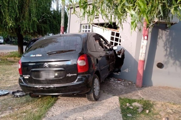 La Plata: Se incrustó con su auto en una vivienda y se acostó a dormir en el asiento trasero 