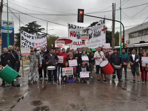 A pesar de la lluvia y un revés judicial, los vecinos protestaron frente a COPETRO