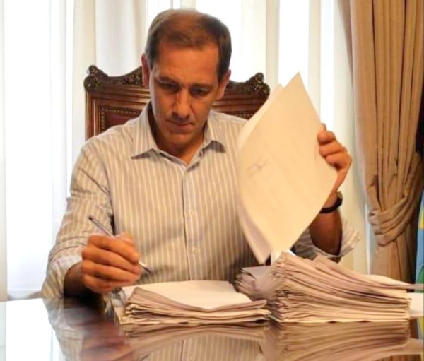 Garro envió 320 cartas documento a las personas que llegaron a La Plata del exterior