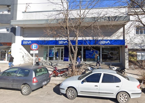 Tensión en 7 y 32: Un millonario golpe comando ocurrió en un banco cuando abría