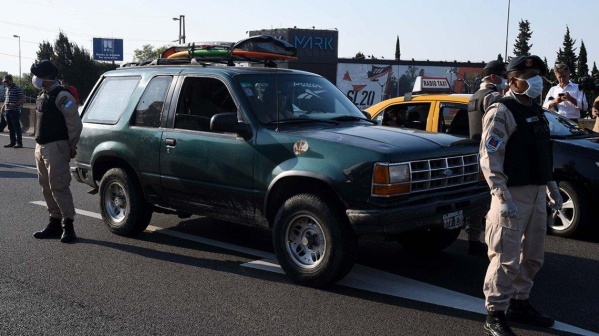 Cuarentena: Surfer que venía de Brasil se escapó cuando la policía se fue de su casa 