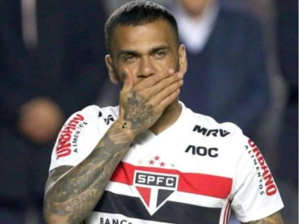 Dani Alves le respondi&oacute; a Bolsonaro luego de que el mandatario tratara al coronavirus de una "gripecita"