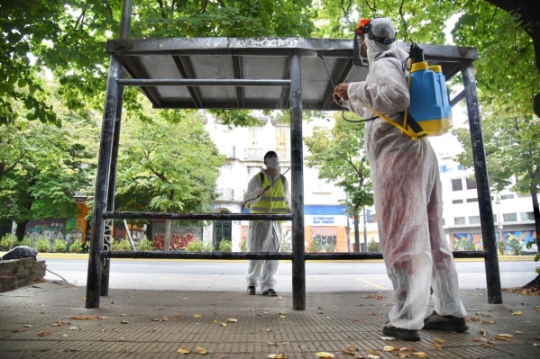 Coronavirus: Comenzaron a desinfectar cajeros automáticos y paradas de colectivos en La Plata
