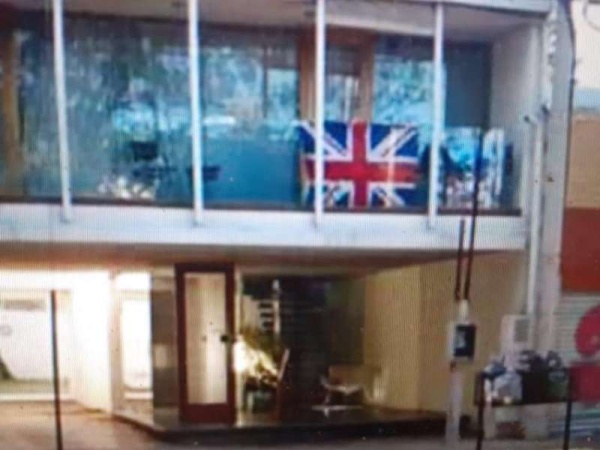 Repudiable: un hombre colg&oacute; una bandera inglesa y recibi&oacute; el rechazo de los platenses en las redes sociales
