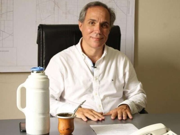 El político platense José Arteaga autorizó al micro con 27 extranjeros que venía de Mendoza