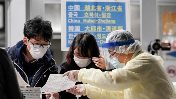 Japón evalúa declarar el estado de emergencia tras el aumento de casos de coronavirus