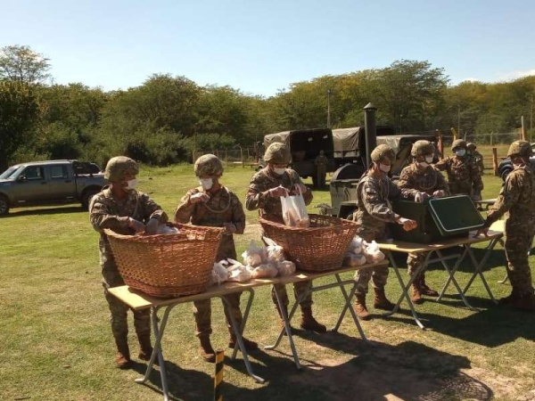 El municipio y el ej&eacute;rcito contin&uacute;an abasteciendo con comida a los diferentes barrios de la regi&oacute;n