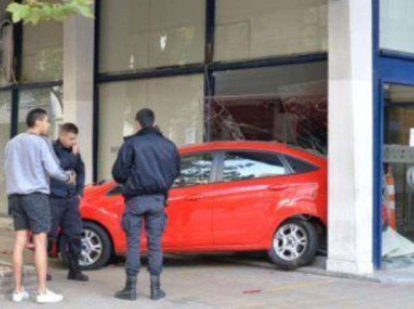 De no creer: un joven perdi&oacute; el control del auto y se meti&oacute; dentro un banco de 2 y 60