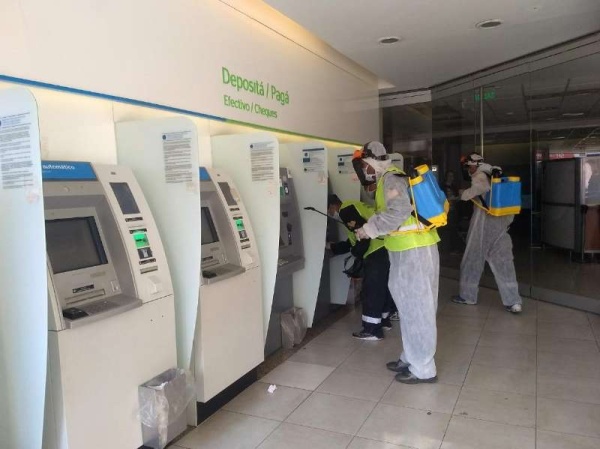 Coronavirus: continúan desinfectando cajeros y farmacias de La Plata