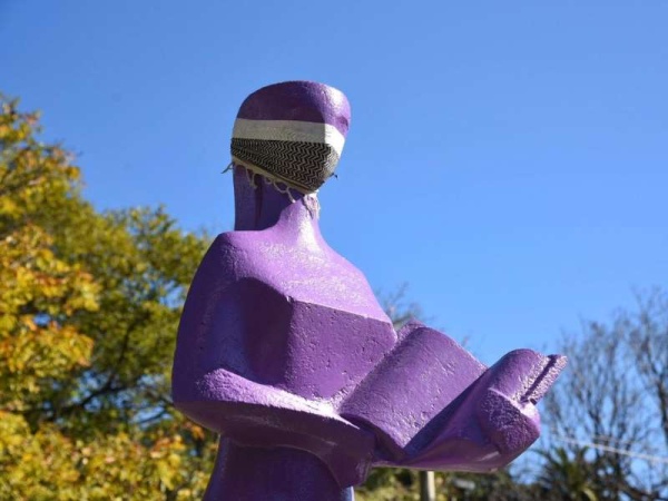 Buscando concientizar, desde el municipio colocaron máscaras de protección facial a estatuas y monumentos de la ciudad