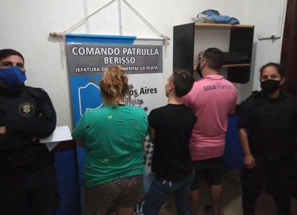 Tres jóvenes caminaban sin justificación en un balneario de Berisso y fueron detenidos