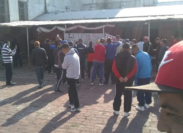 Tensión en Melchor Romero: presos se subieron a los techos y piden prisiones domiciliarias