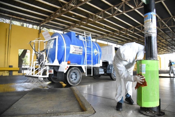 Coronavirus: Desinfectaron la terminal de ómnibus de La Plata con un camión hidrante