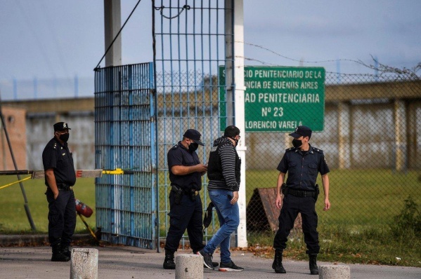 Detuvieron en La Plata a un oficial por encubrir el asesinato en la cárcel de Florencio Varela