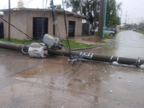 El fuerte temporal provocó caídas de postes de alta tensión, techos y árboles en Berisso