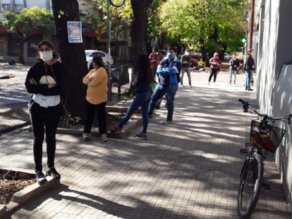 Largas colas y preocupaci&oacute;n por cajeros que no funcionan en 17 y 70