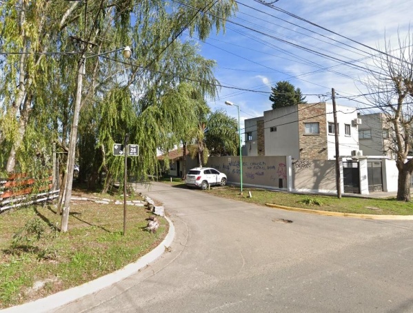 Pesadilla en Gonnet: Iba a su trabajo y le robaron a punta de pistola en dos motos