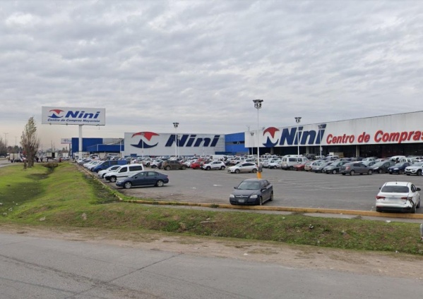 Dos ladrones fueron detenidos en el playón de un hipermercado platense