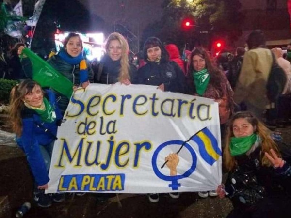 Feminismo Xeneize: "Somos un mont&oacute;n de bosteras que acompa&ntilde;amos a Daniela"