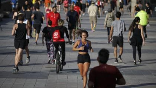 España: en el primer día de relajación del confinamiento millones de personas salieron a pasear y hacer deporte