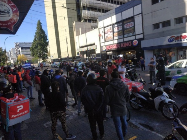Fuerte pelea: taxistas y repartidores se tomaron a golpes sobre calle 47 en la puerta de un local de comidas rápidas