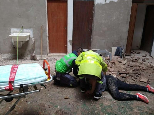 Dur&iacute;simo: una mujer cay&oacute; al vac&iacute;o tras derrumbarse un balc&oacute;n 