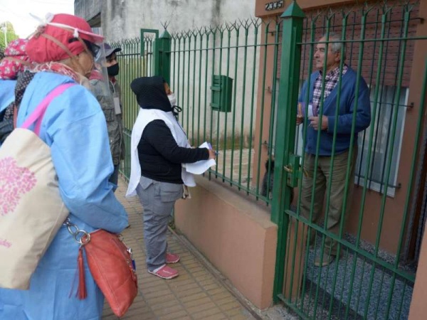 COVID-19: salen a buscar casos en barrios vulnerables de la Provincia
