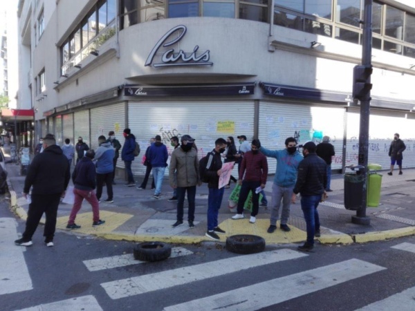 Los trabajadores de la París cortaron la calle contra los despidos