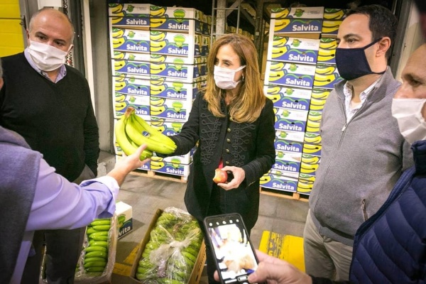 Victoria Tolosa Paz recibió 20.000 kilos de frutas para distribuir en los comedores comunitarios