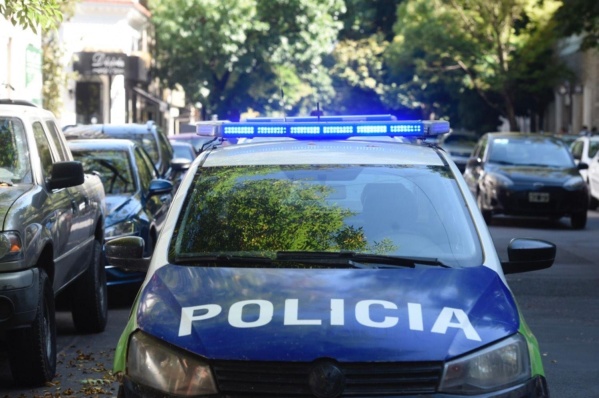 Golpearon, maniataron y encerraron a un policía de La Plata: le robaron $20.000 