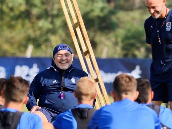 Mientras define la continuidad de Maradona, Gimnasia se puso al día con sus empleados 
