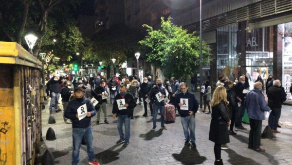 Comerciantes de La Plata y los peluqueros protestaron por la crisis sectorial